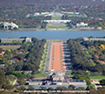Canberra - Pohľad na Pamätník vojny, federačné mólo, Starý a Nový Parlament